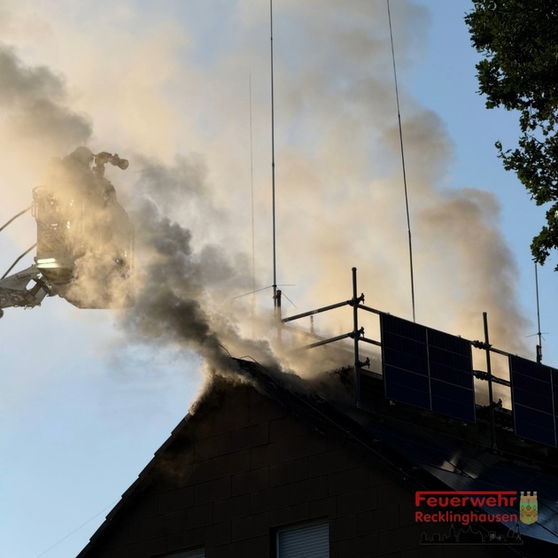 FW-RE: Dachstuhlbrand in Recklinghausen-Röllinghausen - keine Verletzten