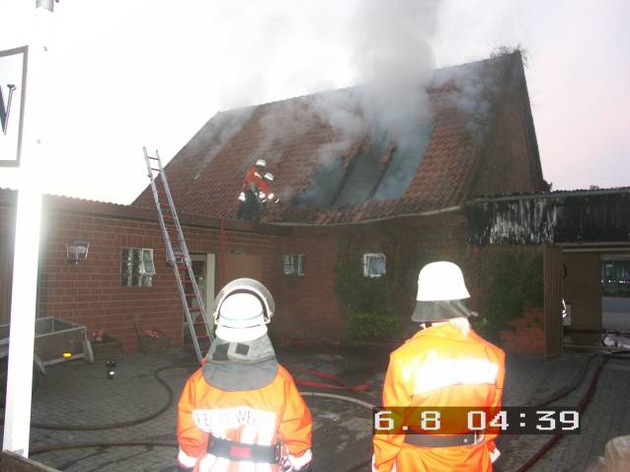 POL-NI: Brand eines Dachstuhls -Bild im Download -