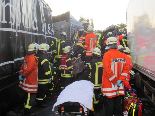 POL-WL: Unfall mit vier Lkw auf dem Parkplatz Hittfeld