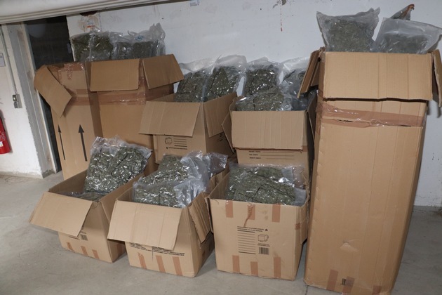 HZA-BS: ZOLL findet über 200 Kilogramm Marihuana im Wert von über zwei Millionen Euro / Hinter Tarnladung verstecktes Marihuana in spanischem Kühlauflieger bei Seesen entdeckt