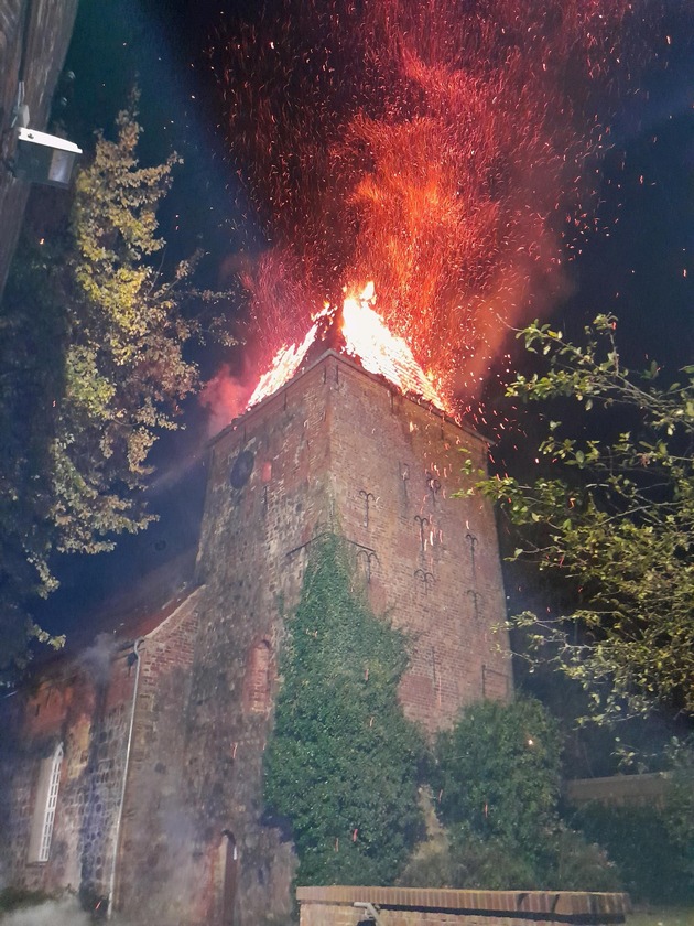 FW Bremerhaven: Brand im Kirchturm