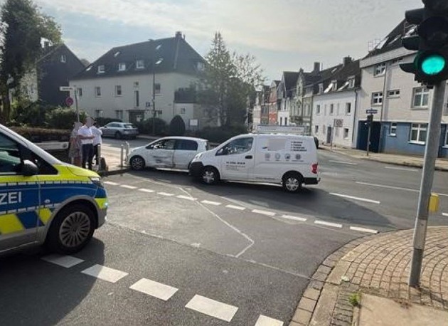 POL-ME: Hoher Sachschaden nach Abbiegeunfall - Heiligenhaus - 2409014