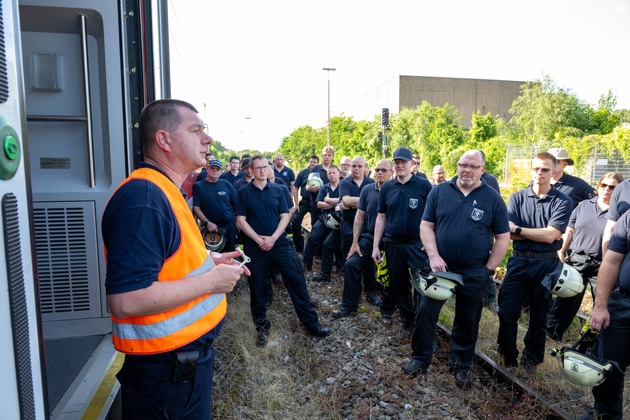 FW Menden: Feuerwehr lernt Besonderheiten der Regionalzüge