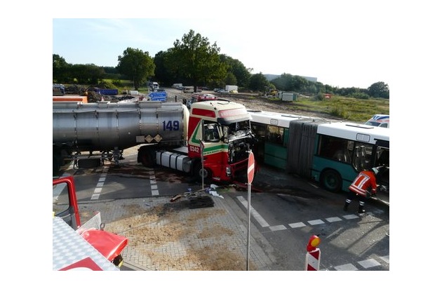 POL-WL: Rade - Busfahrer stirbt bei Verkehrsunfall