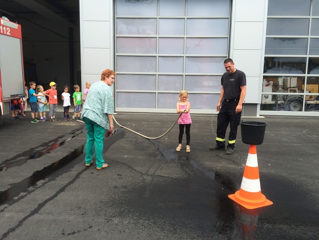 FW-AR: Bruchhausener Kindergärten zu Besuch bei der Feuerwehr