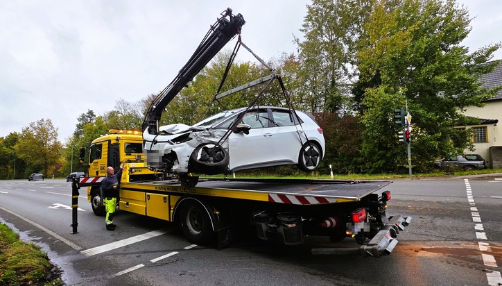 FW-EN: Verkehrsunfall zwischen Lastwagen und E-Fahrzeug