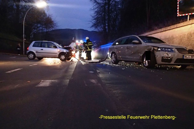 FW-PL: Verkehrsunfall im OT-Stadtmitte. Eine leicht verletzte Fahrerin