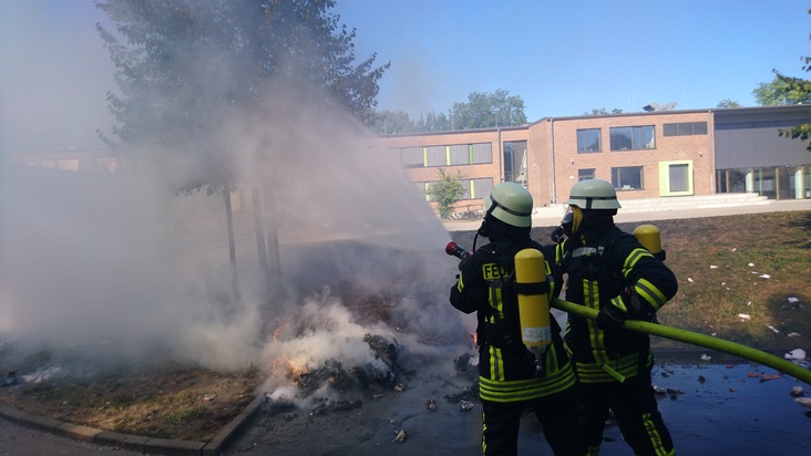 FW-WRN: Brennen Mülltonnen an der Marga-Spiegel-Schulke