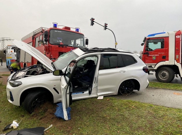 POL-SN: Drei Personen nach Zusammenstoß zwischen Feuerwehrfahrzeug und Pkw verletzt