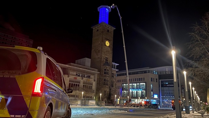 POL-HA: Hagener Rathausturm mit Hilfe der Höhenrettung von gefährlichen Eisplatten befreit