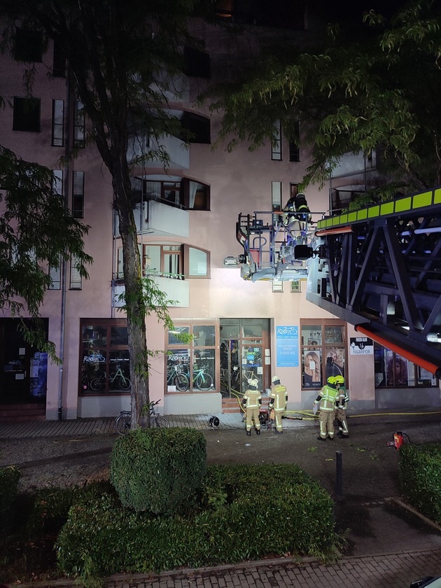 FW Konstanz: Brand im Eingangsbereich eines Wohn- und Geschäftsgebäudes