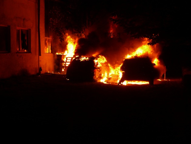 POL-DN: In der Wiesenstraße in Birkesdorf haben in der Nacht auf Freitag (28.10.2022) zwei Pkw gebrannt.