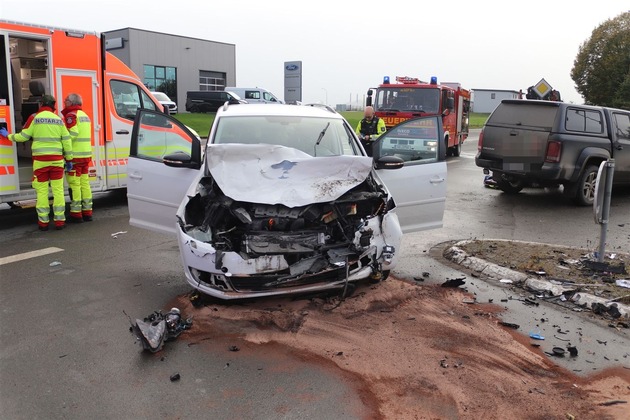 POL-HX: Drei Verletzte und erheblicher Sachschaden bei Unfall in Bergheim