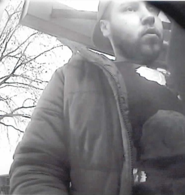 POL-D: Wer kennt den Mann auf dem Foto? - Polizei fahndet mit Bildern einer Überwachungskamera - Gestohlene EC-Karte am Geldautomaten eingesetzt