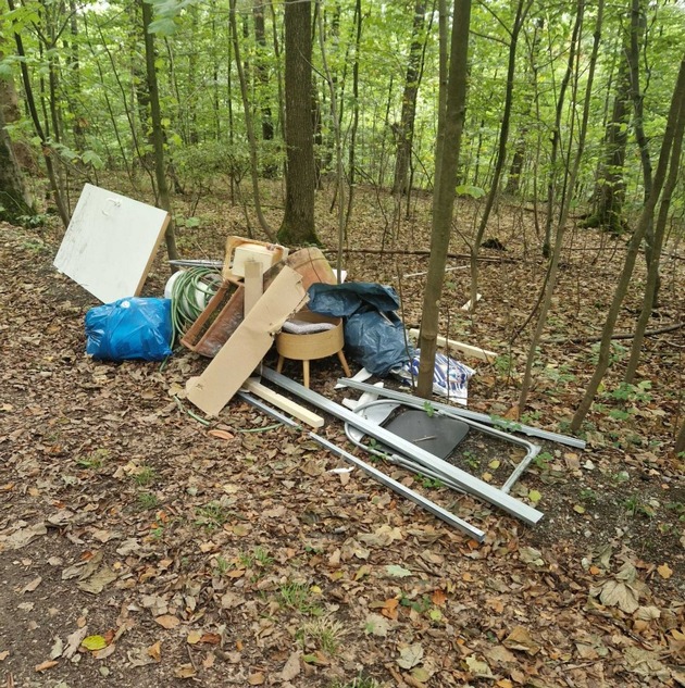 POL-OS: Bad Rothenfelde: Illegale Müllentsorgung im Waldgebiet - Polizei bittet um Hinweise (Foto)