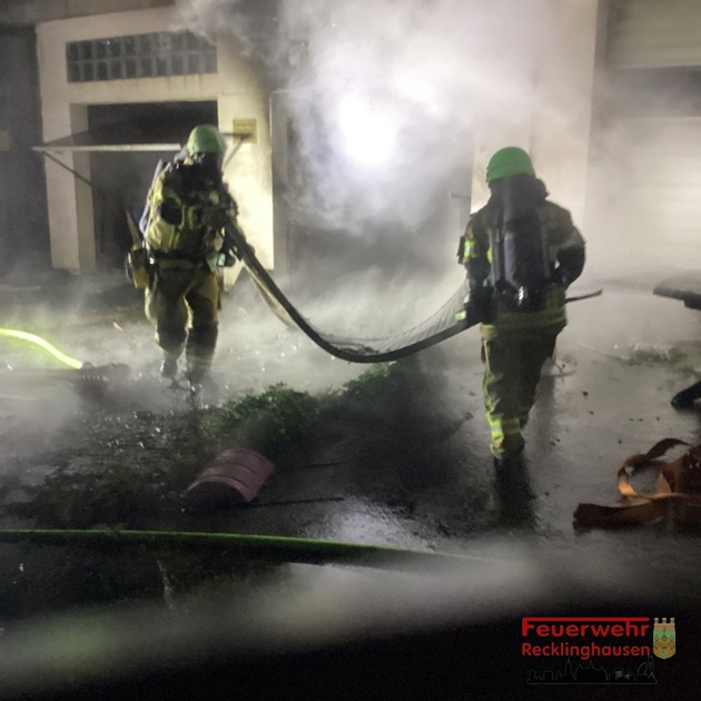 FW-RE: Garagenbrand in Gewerbebetrieb - keine Verletzten
