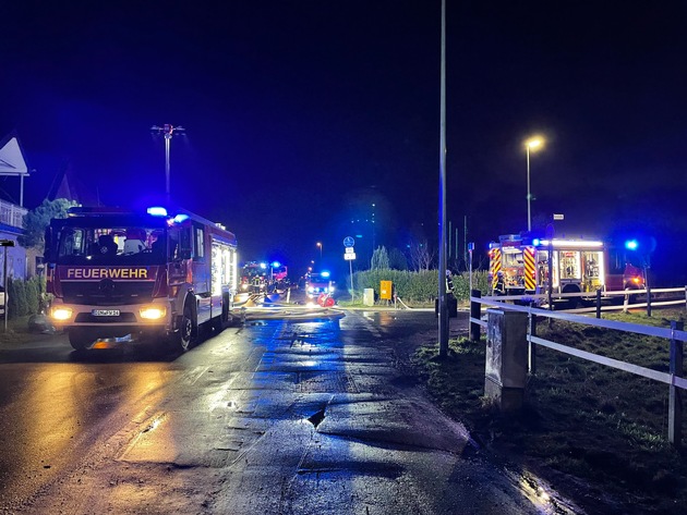 FW Dinslaken: Feuer zerst&ouml;rt zwei Gartenlauben