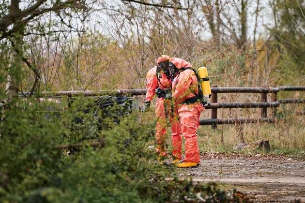 FW-E: Illegal entsorgte Gefahrgutbehälter lösen Feuerwehreinsatz aus