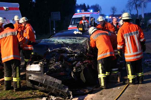 POL-WL: Mit Lkw frontal auf Pkw, Beifahrer im Pkw tödlich verletzt ++ Bargeld bei Überfall erbeutet ++ Handtasche vergessen, Finder hat sich noch nicht gemeldet ++ und weitere Meldungen