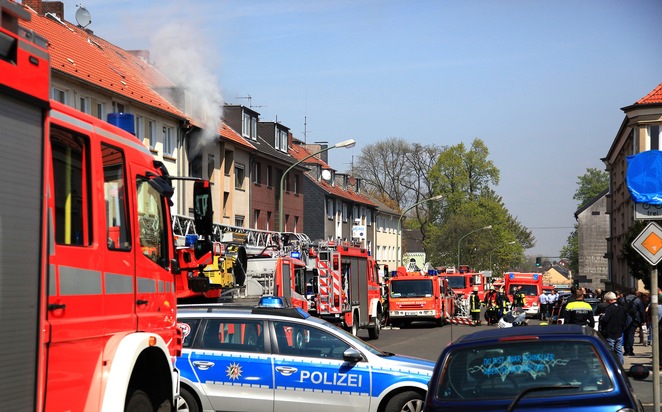 FW-E: Wohnungsbrand in Wohn- und Geschäftshaus, vier Personen durch Rauch verletzt