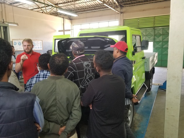 Wissenschaftler der Technischen Universität München geben Lehrenden des Agro Technical &amp; Technology College in Harar Training zu E-Fahrzeug