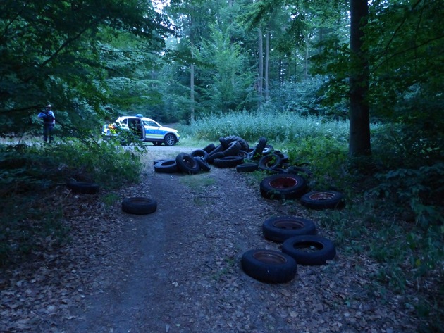 POL-KB: Bad Wildungen-Reinhardshausen - 45 Reifen achtlos in den Wald geworfen