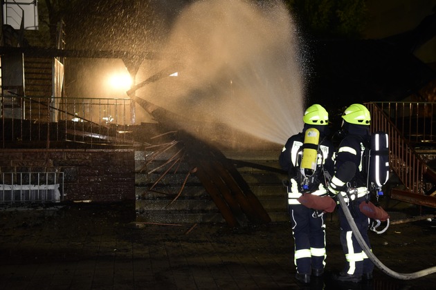 KFV-CW: Brand mehrerer Müllcontainer griffen auf Holzkonstruktion an der Zellerschule in Nagold über.
