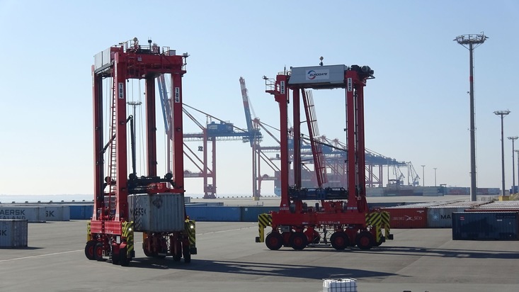 Schnellerer Containerumschlag: Forschungsprojekt optimiert Einsatz von Portalhubwagen