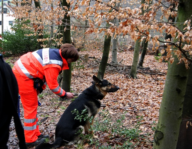 FW-E: 20 Kinder und Jugendliche im Waldgebiet vermisst, groß angelegte Übung mit Rettungshunden und Freiwilliger Feuerwehr
