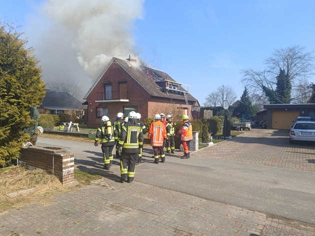 POL-STD: Dachstuhlbrand in Nindorf - Großalarm für die Feuerwehren in der Samtgemeinde Apensen, Unfall im Rüstjer Forst - Polizei sucht Zeugen