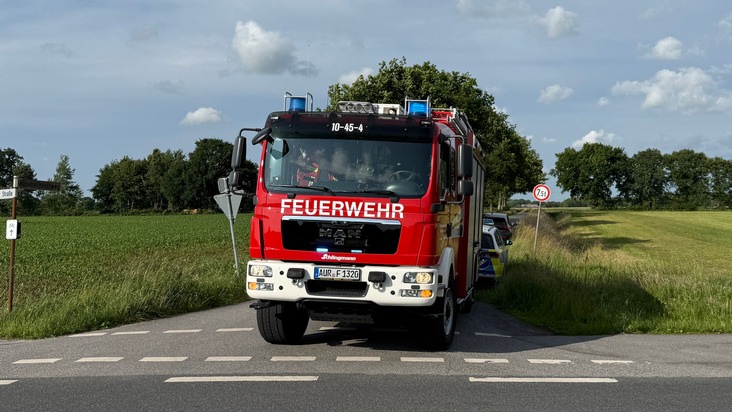FW-AUR: Fahrzeug in Graben geraten