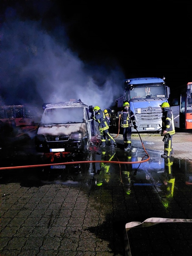FW-ROW: Brennt Wohnmobil auf Werkstattgelände in Westeresch