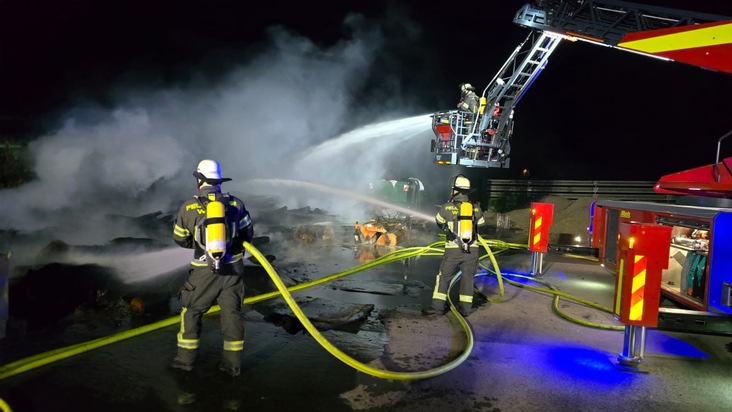 FW-WRN: Brennender Holzhaufen auf Landwirtschaftlichen Anwesen in Werne-Horst