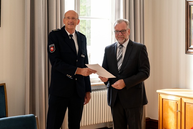 POL-OLD: +++ Zwei Führungskräfte der PD Oldenburg feiern 40-jähriges Dienstjubiläum +++ Eckhard Wache und Markus Voth erhalten ihre Urkunde durch Polizeipräsident Johann Kühme +++
