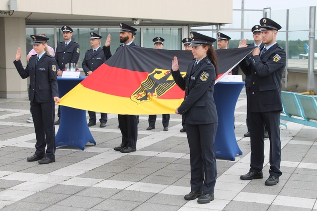 BPOL NRW: Bundespolizei am Flughafen Köln/Bonn vereidigt 18 neue Mitarbeiterinnen und Mitarbeiter