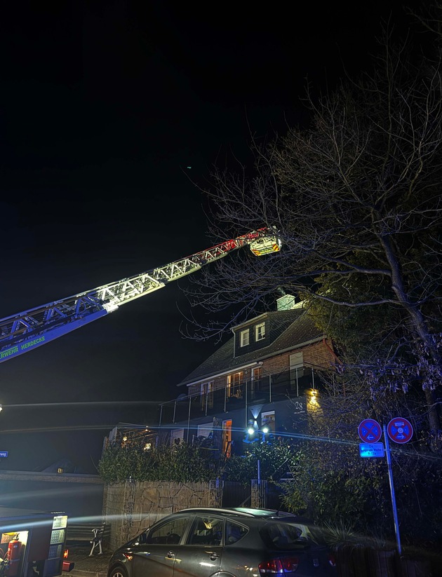 FW-EN: Feuerwehr rückte zu Kaminbrand in den Dahlienweg aus - Kamin wurde gespiegelt und gekehrt