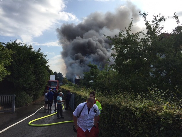 FW-KLE: Erstmeldung: Lagerhallenbrand in Bedburg-Hau / 1250qm Lagerhalle stehen in Vollbrand