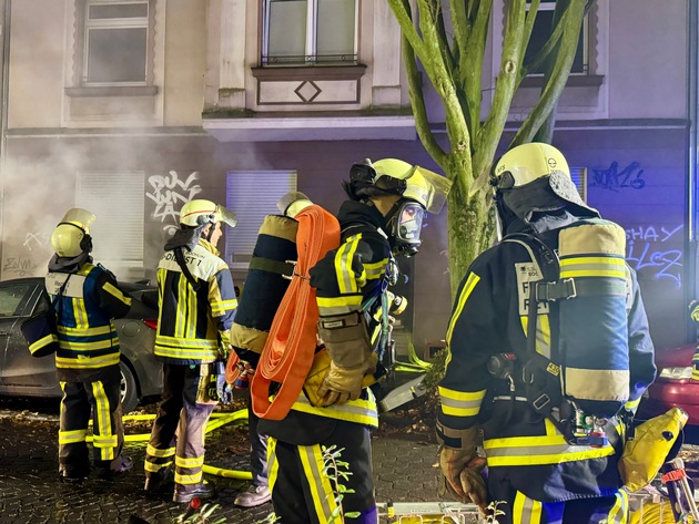FW-BO: Kellerbrand in Bochum: Feuerwehr rettet fünf Personen - alle unverletzt