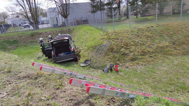 FW Celle: PKW fährt in Regenrückhaltebecken - eCall alarmiert Rettungskräfte!