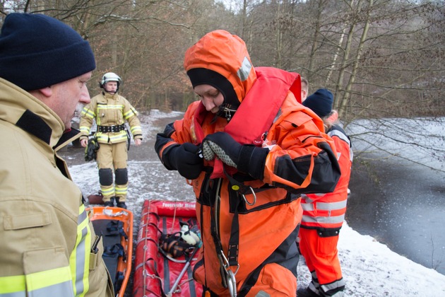 FW Menden: Wachabteilung übt Eisrettung