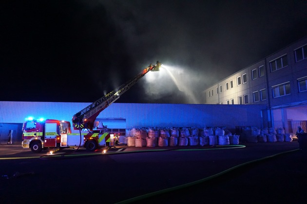 POL-ME: Brand in stillgelegter Lagerhalle - Polizei sucht Zeugen - Ratingen -2004053