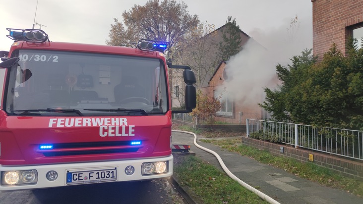 FW Celle: Geschossdecke durchgebrannt - Feuer in einem Gebäude in Celle