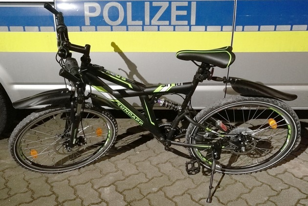 POL-HM: Zwei neuwertige Fahrräder in Gebüsch aufgefunden