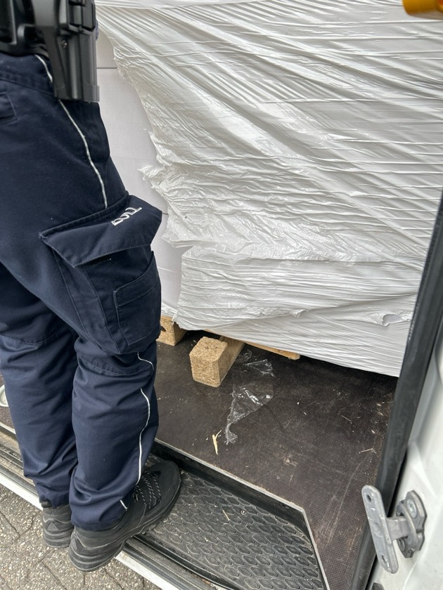 HZA-KR: Riskante Flucht - ZOLL schnappt Schmuggel-Transporter mit 1 Millionen Zigaretten