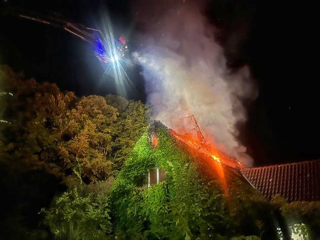 FW-NE: Dachstuhlbrand in leerstehendem Einfamilienhaus | Keine Verletzten