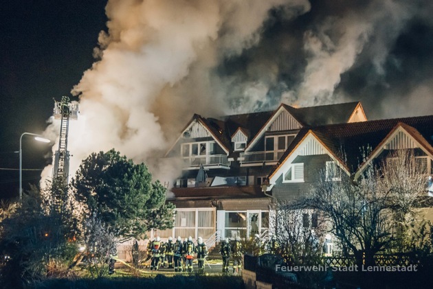 FW-OE: Wohnhausbrand in Lennestadt - Maumke - 25 Personen bleiben unverletzt