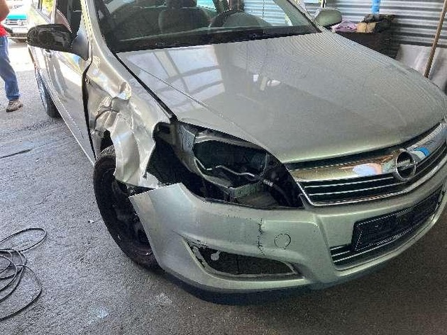 POL-CUX: Hochgefährliche Fahrt mit nicht verkehrstauglichem PKW - Fahrzeugführer ohne Fahrerlaubnis - Insgesamt 7 Inssassen, davon 5 Kinder, im PKW (Foto im Anhang)
