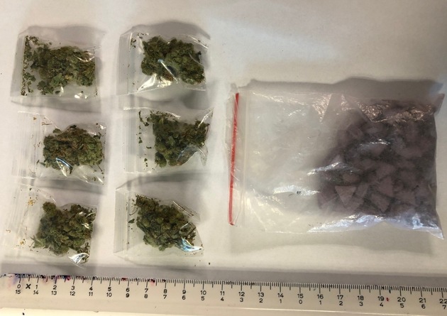 BPOL NRW: &quot;Kreatives&quot; Drogenversteck - Marihuana und Amphetamine in der Fruchtsafttüte - Bundespolizei nimmt 18-Jährigen vorläufig fest