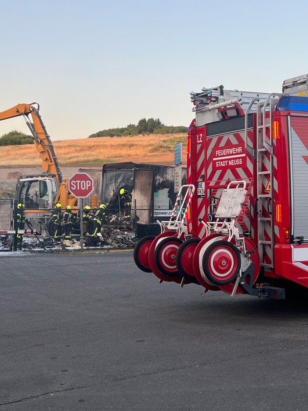 FW-NE: LKW in Vollbrand auf Deponiegelände | Aufwendige Löschmaßnahmen in den frühen Morgenstunden