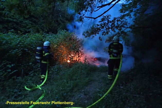 FW-PL: Unterholz brannte im OT-Eiringhausen. Achtlos weggeworfene Grillkohle vermutlich Brandursache.